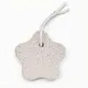Pedra para esfregar os pés para remover pele morta, calos e pele endurecida nos calcanhares - um essencial para o cuidado dos pés. Possui um cordão e uma pedra-pomes em formato de flor de ameixeira para esfoliar os pés