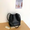 2026 Nuevo Bolso Cubo Tejido de Nicho Retro Dongdaemun Coreano de Gran Capacidad Bolso de Hombro Versátil de Moda para Mujer