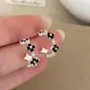 Brincos Casuais, Luxo Acessível e de Alta Qualidade em Zircônia Preta em Formato de Flor em C, Design de Nicho, Brincos de Moda Estilosos e Elegantes
