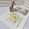 Venta al por mayor del fabricante Crisantemo de Llama Simulada Aguja de Pino Cabeza de Crisantemo Pinza de Cangrejo Flor Falsa Decoración Accesorios para Pasador de Cabello Flor Falsa
