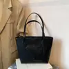 Bolso tote moderno y práctico de gran capacidad con un diseño de dibujos animados en relieve, un nuevo y elegante bolso de hombro y un bolso tipo cubo adecuado para estudiantes universitarios.