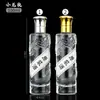 Varias botellas pequeñas de vidrio transparente de forma especial 0.1 kg para colección privada de muestras de licor, empaque de caja de regalo y soporte para etiquetado privado