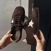 Estilo Coreano 2026 Color Otoño Retro Hecho a Mano Viejos Sucios Sucios Nuevos Casual Suela Plana Zapatos de Entrenamiento Alemanes Versátiles Estrella Zapatos de Mujer