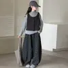 Conjunto de três peças de colete para meninas para primavera e outono, incluindo uma blusa de manga comprida com gola alta e calça pantalona de bolinhas, um conjunto estiloso e casual para crianças mais velhas
