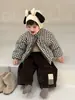 Ropa de Otoño/Invierno para Bebé 2026 Nuevo Estilo Invierno Versión Coreana Ropa Infantil Conjunto de Ropa de Algodón a Cuadros y Pantalones de Pana para Niños