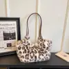 Bolsa de Pelúcia Grande Capacidade Estampa de Leopardo Retro Japonesa Coreana Transfronteiriça 2026 Outono Inverno Novo Estilo Moda Versátil Bolsa de Ombro Único Transversal