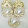 Atacado em estoque botão de metal de alta qualidade formato de flor fivela de pérola borda de pérola estilo Chanel botão renda fumaça 23MM moda