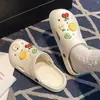 Sapatos com furos bolsa feminina cabeça chinelos de casa antiderrapantes banheiro chuveiro chinelos de verão sola macia leve podem ser usados fora chinelos masculinos