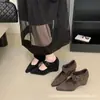 Zapatos Nuevos de Mujer Primavera 2026, Zapatos Individuales de Gamuza con Tacón de Cuña y Hebilla de Velcro, Altura de Tacón de 7 cm, Sandalias de Cuña para Mujer