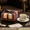 Xícara de café e pires rústicos em estilo retrô, uma peça de cerâmica de alta qualidade e nicho com um design de esmalte único queimado em forno, tornando-a um presente ou lembrança prático e estiloso