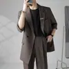 Conjunto de traje de hombre de estilo coreano ligero y maduro para primavera y otoño, pantalones cortos casuales y chaqueta, versión coreana moderno y elegante