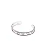 Moda Europeia e Americana Pulseira de Metal Aço Titânio para Mulheres com Design Geométrico Diamante Fivela de Mola Pulseira Recortada Série de Emendas Multicamadas