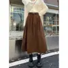 Saia midi de veludo cotelê estilo retrô para primavera e verão, uma tendência quente para mulheres com corpo tipo pera, projetada para cobrir os quadris e criar um efeito emagrecedor, com barra larga
