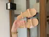 []2026 Nuevo Estilo Punta Cuadrada Tacón de Aguja Elegante Moda Francesa Charol Moño Punta Abierta Zapatillas de Mujer
