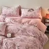 Estilo Pastoral Clase A Alto Gramaje Súper Suave Terciopelo de Leche Juego de Cuatro Piezas para Dormir sin Ropa Juego de Tres Piezas Fresco y Artístico con Tallado Tridimensional para Otoño e Invierno
