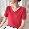 Top sin costuras de manga corta con cuello en V, una pieza versátil y elegante para otoño e invierno, diseñado para acentuar el escote