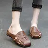 Pantuflas cerradas de cuero suave vintage versátiles de fondo plano para mujer, nuevo estilo de verano 2026, sandalias casuales tejidas a mano de suela suave