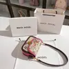 Una generación de bolsos de sillín de diseño pequeño con contraste de color para graffiti, bolso de hombro/axila de alto diseño 2024 venta al por mayor
