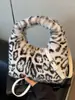 Transfronterizo 2026 nuevo de moda felpa estampado de leopardo elegante y único peludo casual simple bolso de hombro y cruzado tipo cubo