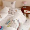 Estilo coreano, diseño de niña linda, juego de 50 piezas de hilo doble, 100% algodón, osito de peluche con tema de tenis bordado y aplicado, juego de ropa de cama de tela cepillada para otoño e invierno