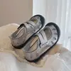 Nuevas Sandalias de Medio Uso para Niños Primavera/Verano Moda de Velcro Unisex Zapatos Cerrados en la Punta Perforados Deportivos Casuales