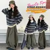 Conjunto Otoñal Estilo Coreano para Niñas 2026 Nuevo Estilo Chic y Femenino Top Rayado con Cuello Polo Pantalones Muy Bonitos para Niños