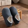 Bolsa impermeable y pantuflas de algodón para mujer 2026 Otoño Invierno nuevo estilo interior con felpa cálida antideslizante para el hogar suela suave zapatos de algodón para hombre