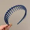 Cor de café com leite tecido plissado presilha de cabelo dentada design de dentes antiderrapante acessório de cabelo feminino suave para combinar em ambientes externos