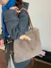 Bolso de mano de felpa de color liso y gran capacidad, nueva colección otoño 2026, bolso de hombro/bolso de axila casual, simple y elegante
