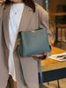 Bolso de piel de vaca de moda personalizado para mujer, nuevo bolso de cubo de gran capacidad, versátil bolso bandolera de piel auténtica para el trabajo.