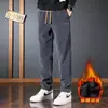 Atacado transfronteiriço de calças casuais de outono e inverno para homens, com forro de fleece, tecido espesso, corte reto e solto, cintura elástica e design versátil adequado para esportes