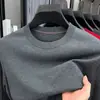 Suéter Masculino Gola Redonda de Lã e Seda Outono 2025 Fino Moda Cor Sólida Versátil Peça Básica de Tricô