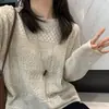 ¡Hermoso y elegante! Este top de punto de lana estilo coreano, con cuello redondo, corte holgado y efecto rejuvenecedor, presenta un diseño calado y crea una atmósfera encantadora, perfecto para el otoño.
