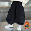 Ropa de Invierno para Niños Pantalones de Trabajo Abotonados con Felpa Adicional Estilo Coreano Monos de Terciopelo Sueltos Casuales Pantalones para Bebé Transfronterizo
