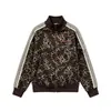 Nueva chaqueta de moda para hombre estilo streetwear americano con estampado de leopardo, que presenta un diseño único, detalles de rayas, un corte holgado y un cuello alto, en estilo japonés