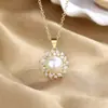 Elegante y Moderno Collar de Perlas para Mujer con Circonita Microincrustada, Lujo Ligero Nicho Alto Gama Colgante de Flor Colgante Único Accesorio Venta al por Mayor
