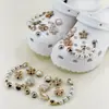 Accesorios para zapatos Crocs transfronterizos para mujer, cadena de perlas, hebilla de flor de diamante brillante, flor de zapato 3D desmontable DIY en stock