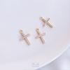 Pingente pequeno com micro zircônias incrustadas, série com retenção de cor, pingente com olhos de anjo em ouro 14K e asas em cruz