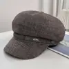 Nueva gorra de mezclilla estilo retro británico con logo de metal, tamaño grande para la cabeza, adelgazante, para mujer, con textura de sarga de otoño, sombrero de artista