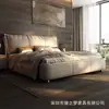 Cama de cuero de lujo ligero estilo italiano, cama con respaldo alto tapizado, ribete metálico en el extremo, dormitorio principal, cama doble, cama de cuero moderna minimalista