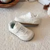 Tênis Feminino 2026 Primavera e Outono Novo Modelo Infantil com Bordado de Cerejinha Sapatos Casuais para Meninas Pequenas com Solas Macias
