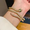 Pulsera Abierta de Oro Real de 18K Electrochapado con Circonita de Tres Capas con Forma de Serpiente, Pulsera de Lujo Ligero de Alta Gama, Joyería de Mano Personalizada de Nicho para Mujeres