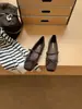 Sapatos femininos quadrados com laço de camurça e sola baixa, novo estilo 2026, sapatos de retalhos para o dia a dia