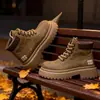 Nueva colección 2026 de botas de trabajo, con un diseño cálido forrado de polar, una silueta de bota corta estilo británico y una suela gruesa estilo bota Martin para mujer, perfectas para otoño e invierno.