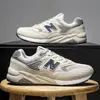 Zapatos Deportivos Retro de Cuero Genuino New Balance Frescos para Correr de Primavera y Otoño Nuevos de Fábrica Zapatos para Correr de Hombre Zapatos de Mujer Venta al por Mayor para Hombre Ligeros Modernos