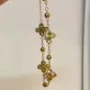 Pulsera de Trébol de Cuatro Hojas Cepillado en Oro con Incrustaciones de Diamantes de Segunda Mano, Diseño de Lujo Ligero de Gama Alta, Joyería de Mano Exquisita y de Alto Valor