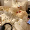 Juego de ropa de cama de cuatro piezas de algodón puro Clase A, grado madre e hijo, sábana para dormir sin ropa y funda de edredón, juego de tres piezas con faldón de cama de estilo ins para dormitorio