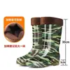 Botas de chuva de borracha engrossadas, resistentes ao desgaste e com padrão de camuflagem, para homens e mulheres, proporcionando calor, resistência a ácidos e álcalis, e apresentando design de cano alto, solas antiderrapantes, e são adequadas para uso industrial, lavagem de carros e como botas d'água