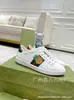 2026 Nuevas zapatillas blancas de la marca g con bordado de abeja, letras y diseño de rosa para mujer, zapatillas planas casuales para parejas, diseño de labios para hombre