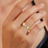 Anillo de diamantes para amantes de la moda con explosiones transfronterizas, 4 mm de ancho, piedra lisa tipo tarjeta, acero de titanio, anillo para mujer, accesorios coreanos al por mayor